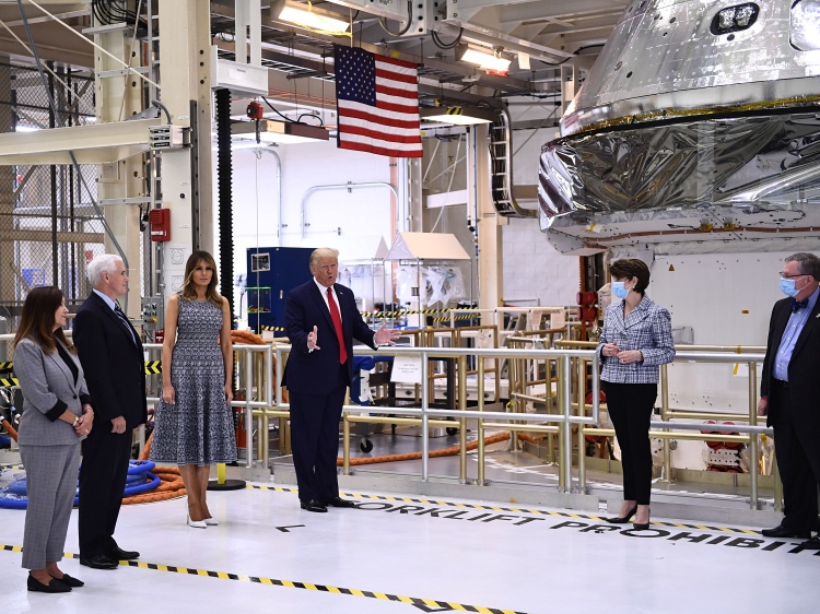 Дональд и Мелания Трамп посетили запуск космического судна, которого не было