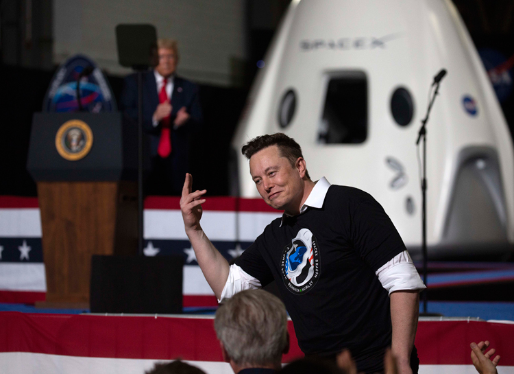 Илон Маск запустил свой первый пилотируемый космический корабль