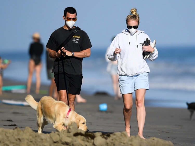 Не скрывая положения: беременная Софи Тернер на прогулке с Джо Джонасом в Санта-Барбаре
