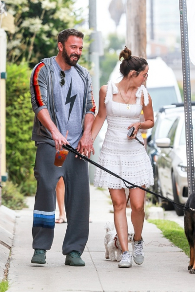 Солнце, объятия и "новая" борода: Бен Аффлек и Анна де Армас снова гуляют по Лос-Анджелесу
