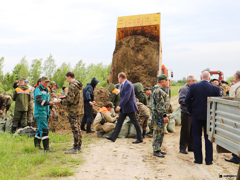 В тюменском селе коммунальщики предотвратили прорыв дамбы, использовав 400 тонн грунта