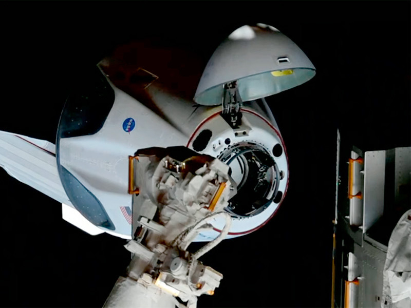 Crew Dragon с двумя астронавтами на борту успешно пристыковался к МКС (ВИДЕО)