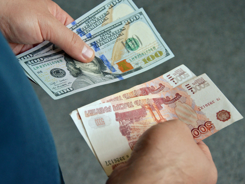 Курс доллара опустился ниже 70 рублей впервые после мартовского обвала цен на нефть