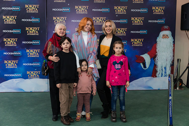 Павел Деревянко с женой и дочерьми, Анастасия Стоцкая и другие на премьере мюзикла с участием животных
